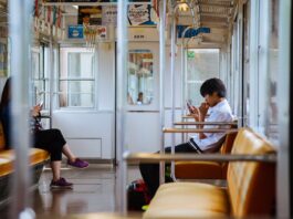 Japanese workers riding the train, Photo by Victoriano Izquierdo on Unsplash